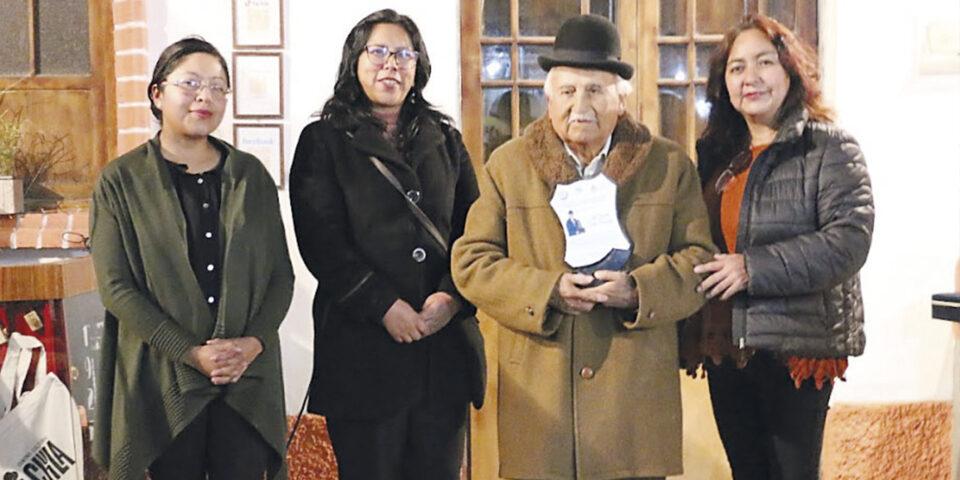 Reconocen los 124 años de Fotos Cordero