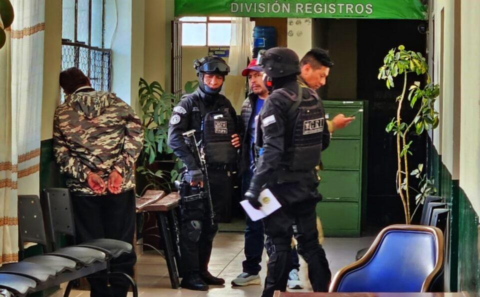 Hombre es detenido por intento de asalto a banco con arma de juguete y cuchillos