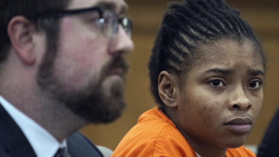 Mujer condenada por asesinato alega que tenía derecho a matar porque su víctima traficaba sexualmente con ella