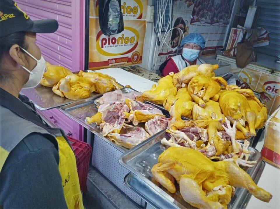 Detienen a cuatro persona y retienen 8 mil pollos por agio y especulación en un centro de abasto de La Paz