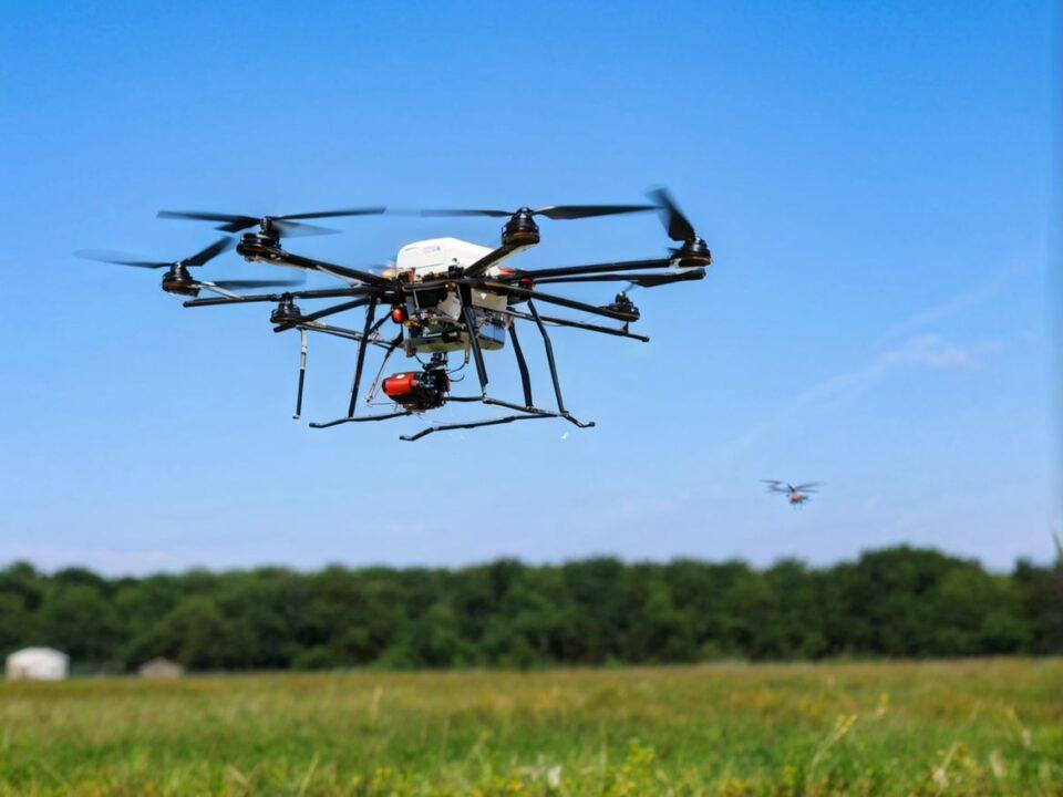 Científicos usan un drone para soltar mosquitos infectados con una bacteria