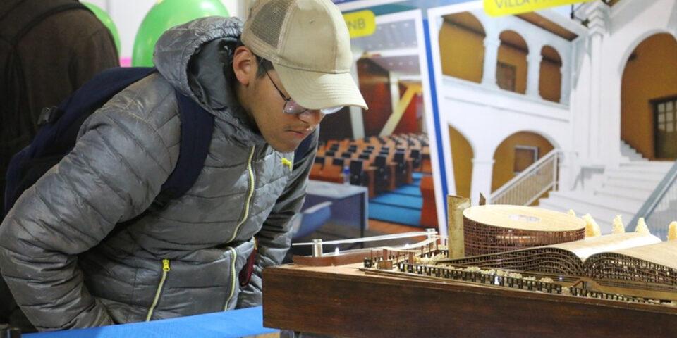 En la FIL La Paz exhiben maquetas de proyectos de infraestructuras rumbo al Bicentenario