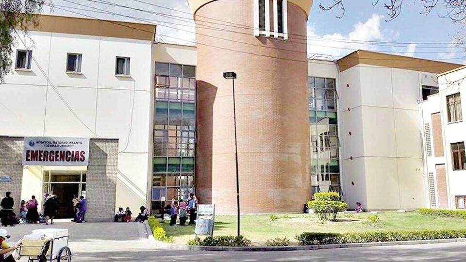 Lo sentaron en un ladrillo caliente; ahora está internado