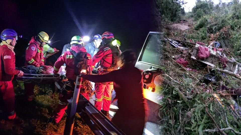 Camión cae a barranco y deja 2 personas fallecidas