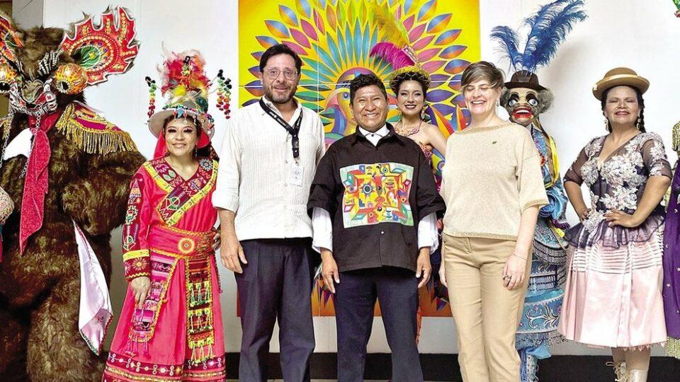 Mamani Mamani, primer pintor indígena boliviano, expone 50 cuadros en Ciudad de México