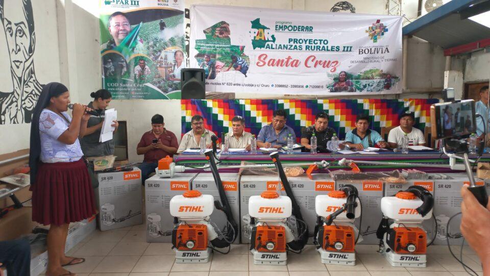 Ministro Juan Flores entrega recursos por Bs 316.527 para mejorar la cosecha de cacao en Yapacaní