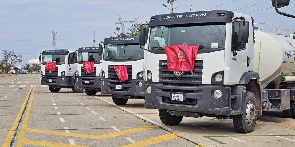Luis Arce destaca el fortalecimiento de la lucha contra incendios en Santa Cruz con la entrega de 10 carros cisterna de última generación