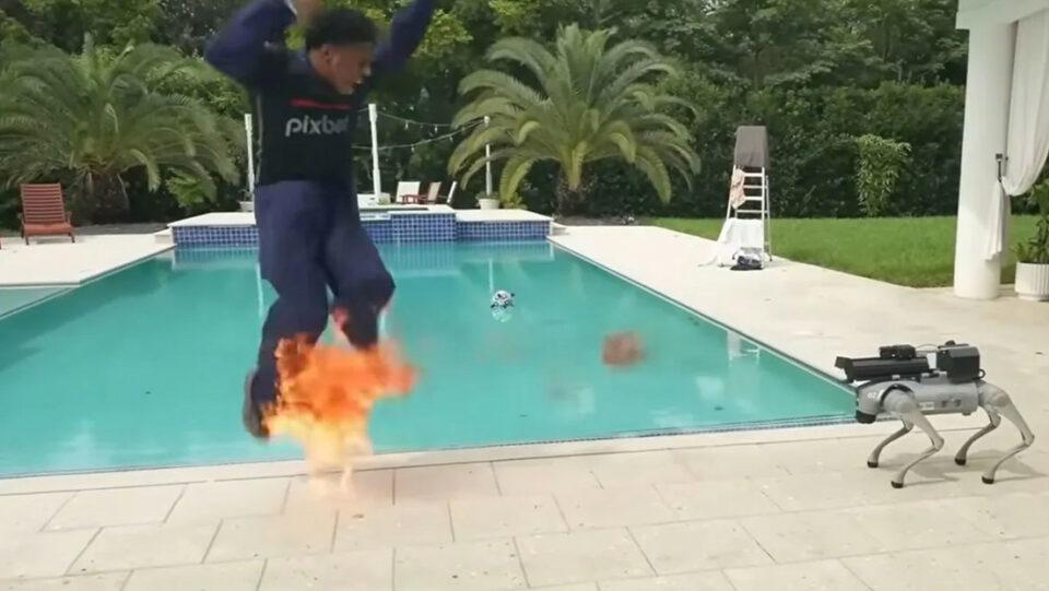 'Streamer' recibe disparos de llamas de su perro robot