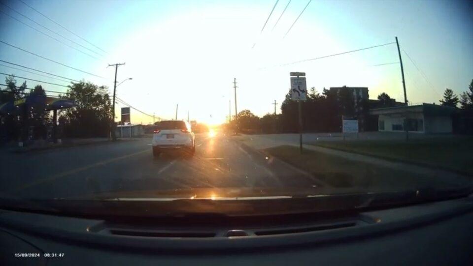 Niña de 8 años conduce un SUV hacia la tienda en Ohio y compra un café