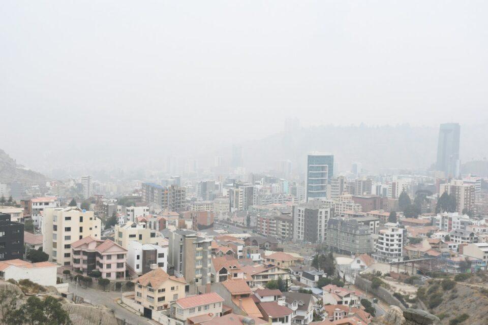 Humo de incendios en oriente boliviano y Brasil llega a La Paz y otras ciudades, a pesar de no haberse registrado fuegos localmente