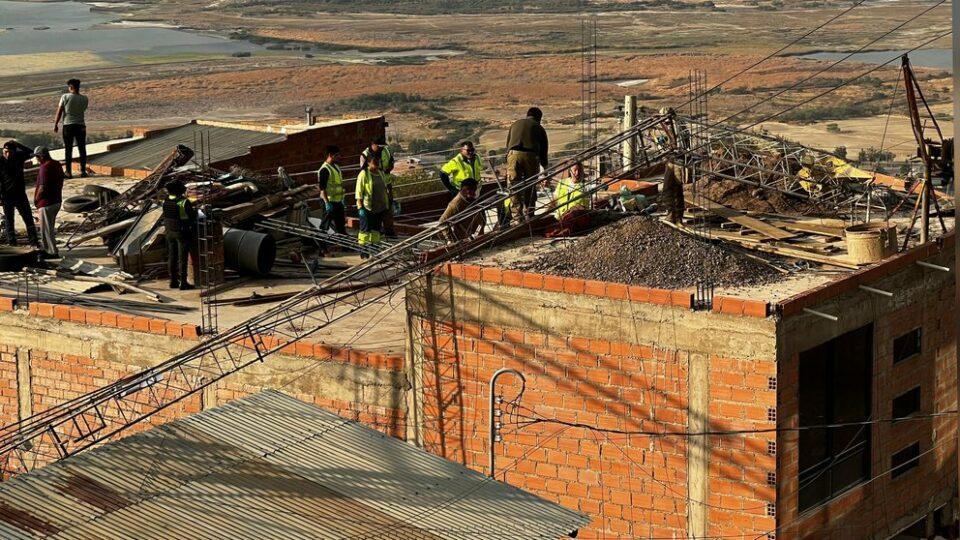 Albañil muere tras caerle una antena durante su trabajo en una construcción en Cochabamba