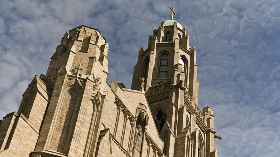 Diócesis católica indemnizará a las víctimas de abuso infantil con 323 millones de dólares.