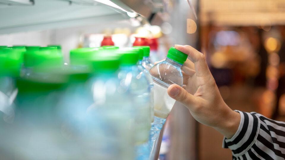 Beber agua embotellada: ¿es realmente seguro?