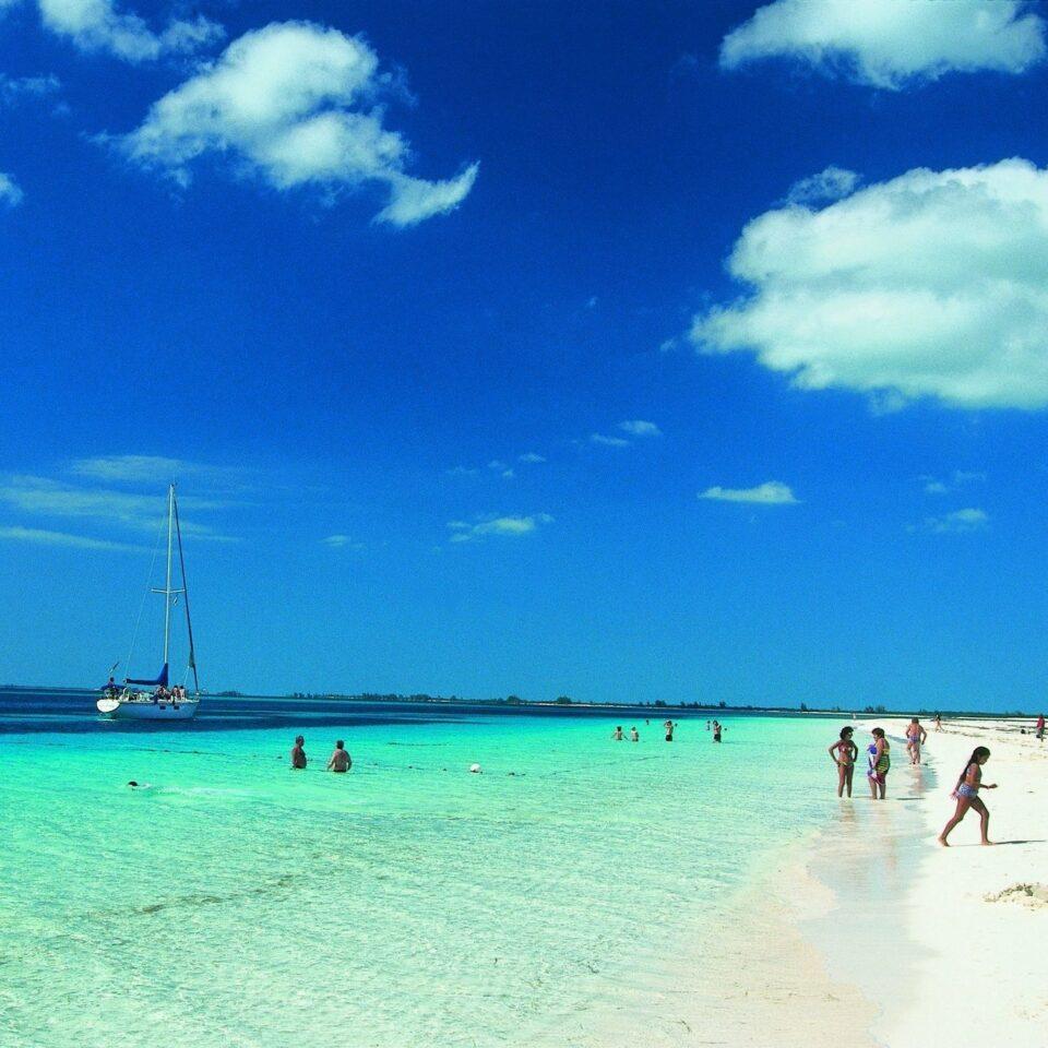 Cuba propone a los bolivianos disfrutar sus vacaciones en sus playas paradisíacas y ciudades coloniales, y con una oferta de actividades culturales y de ocio para cada tipo de viajero. Con un vuelo directo de Boliviana de Aviación (BoA), desde la ciudad de Santa Cruz, se puede llegar en seis horas hasta la Habana. Las salidas en la aerolínea estatal son los jueves a las 18h30. “Pueden ir con los trajes de baño para ir directo a las playas cubanas, llegan en la madrugada del viernes a Cuba y esa noche Cuba se las regala a los turistas bolivianos que tomen a Cuba como destino”, afirmó la encargada de Negocios de Cuba en Bolivia, Yohanelis Gutiérrez. Los bolivianos pueden acercarse a su agencia de viaje favorita y solicitar los diferentes paquetes para visitar el país caribeño. “Cuba tiene para el pueblo boliviano paquetes turísticos para las familias y cualquier tipo de interés y ocio, tenemos turismo ecológico, de pesca submarina, viajes de romance, luna de miel para recién casados, también los hoteles preparan banquetes de bodas, turismo para solteros y para quienes tienen algún problema neurológico también ofrecemos turismo de salud con posibilidad de rehabilitación”, detalló Gutiérrez. Explicó que los paquetes que ofrece el destino Cuba tienen los precios más competitivos respecto a otros destinos, como Punta Cana, Miami o Cancún, que son frecuentados por los bolivianos. El archipiélago tiene 200 playas, de las cuales 40 son las más conocidas y todas son de arena blanca y aguas cristalinas. Destacó también para aquellas personas que gustan del turismo urbano, el destino de la ciudad colonial e histórica de Trinidad, ubicada en la región central de la Isla. “Pueden transitar por la historia y al mismo tiempo, en un presente que cautiva con los bailes, las danzas, la gastronomía, la música y el calor del pueblo cubano que hace realmente que Cuba sea única y auténtica por ese calor humano de ese pueblo que, a pesar de todas las dificultades que ha vivido, siempre tienen una sonrisa para el visitante”, dijo Gutiérrez. La consejera Económico Comercial de la legación diplomática, María del Carmen March, destacó que el turismo es la locomotora de desarrollo de la economía cubana. Señaló que Cuba tiene varios polos turísticos, el más conocido es el balneario de Varadero, pero también están Cayo Santamaría, Cayo Coco, Cienfuegos y recientemente se inauguraron Cayo Cruz y Cayo Paredón, entre otros sitios atractivos. Relievó que Cuba fortalece el sector turístico, lo que se refleja también en una oferta hotelera con infraestructura y servicios de calidad. Sacar la visa turística a Cuba no representa ningún trámite engorroso y es rápido y puede realizarse de manera virtual, explicó por su parte, el cónsul cubano, José Luis Prieto. Señaló que, desde mayo pasado se implementó un moderno sistema de gestión de visas de turismo electrónicas que permite a los solicitantes realizar su trámite de visado de manera virtual, desde cualquier dispositivo conectado a Internet. Para el pago de la visa, de $us 30, se debe acudir al consulado e inmediatamente tiene el QR del documento en el teléfono celular.