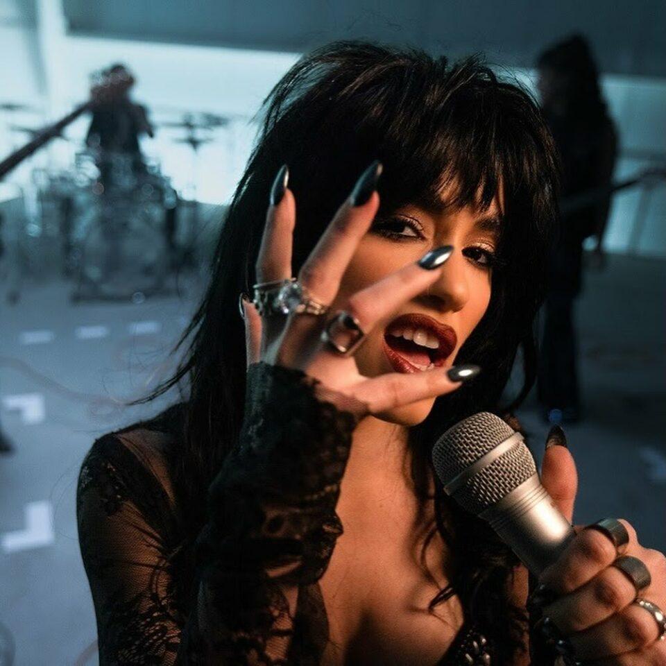 ‘Fanático’, lo último de Lali Espósito, cruza rock, política y fama