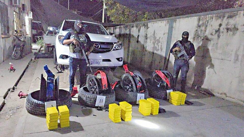 Umopar de Bermejo descubre 48 paquetes de cocaína ocultos en llantas de camioneta
