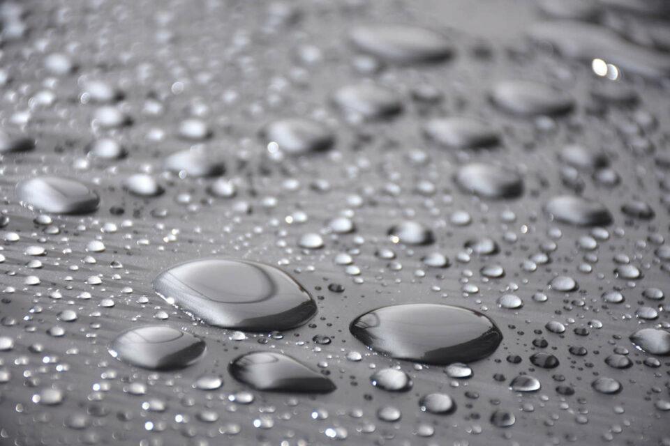 ¿Has visto agua levitar? El fenómeno que ocurre cuando gotas de agua 'bailan' sobre superficies calientes