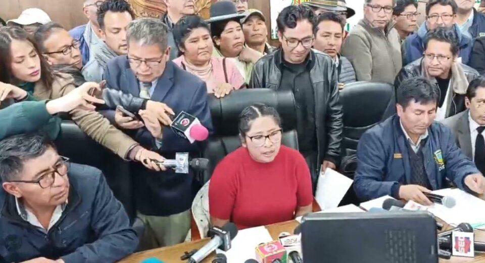 Alcaldesa Eva Copa recibe respuestas del censo y anuncia exposición en la asamblea del Alteñidad