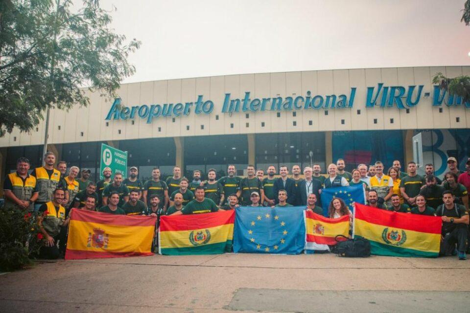 Llegan especialistas y bomberos españoles para reforzar la lucha contra los incendios en Santa Cruz
