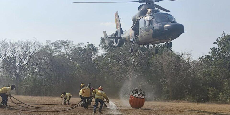 Defensa Civil despliega helicóptero con Bambi Bucket para combatir incendios en Epizana, Cochabamba