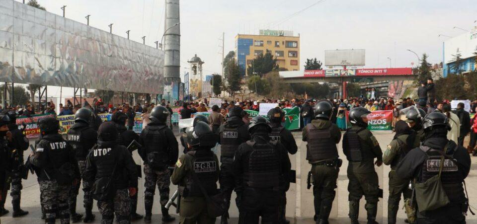 Vecinos del distrito 7 bloquean autopista La Paz – El Alto exigiendo explicaciones sobre precios, censo 2024 y escasez de combustible y dólares