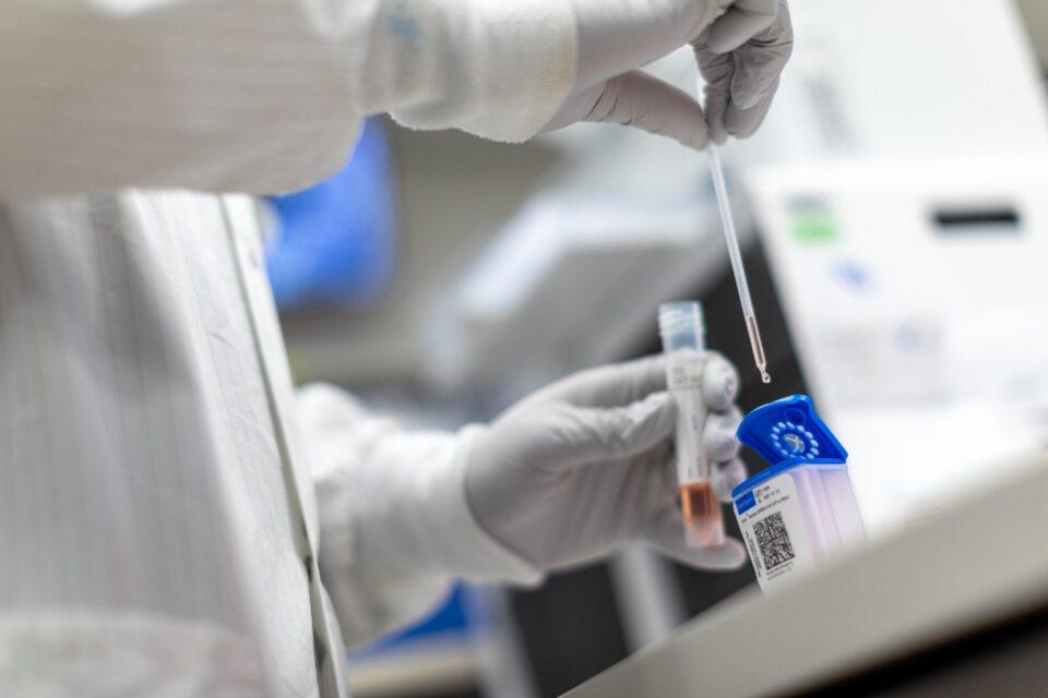 Estudio reafirma hipótesis de transmisión del COVID desde animales en mercado de Wuhan a finales de 2019