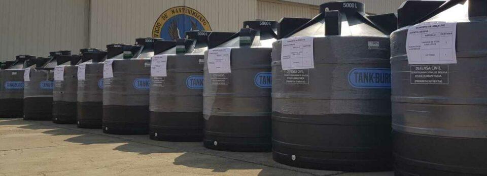 Desplazan cisternas y tanques de agua a municipios afectados por sequía e incendios en Santa Cruz