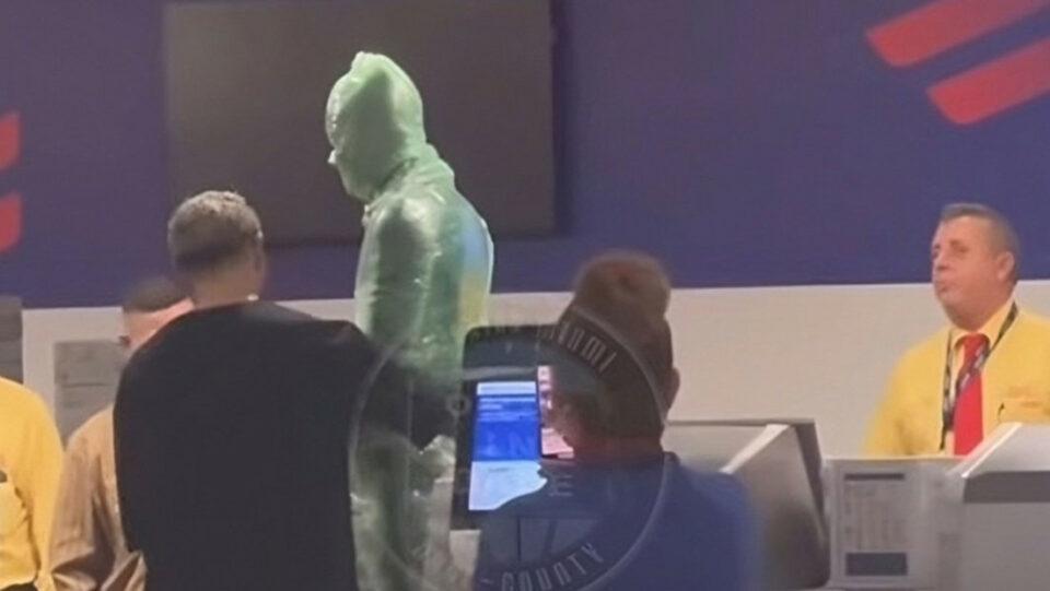 Se envuelve en cinta adhesiva y pide que le facturen como equipaje