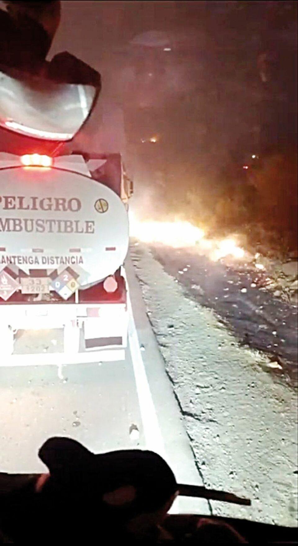 YPFB: Hay 570 cisternas varadas por los bloqueos