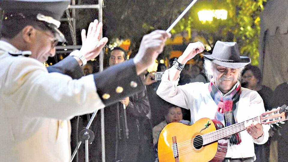 Retreta de Antaño municipal de octubre homenajea a la mujer boliviana