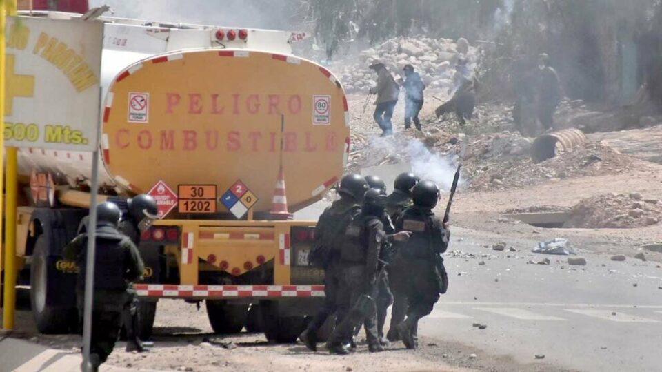 Inicia el día 13 de bloqueos tras enfrentamientos con heridos y aprehendidos