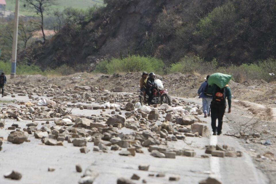 Un joven murió tras chocar su moto con un tráiler varado en un punto de bloqueo