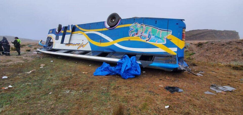 Bus vuelca en el camino La Paz-Apolo y deja heridos