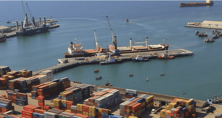 Tres buques con combustible destinados a Bolivia están varados en el puerto  de Arica - ATB Digital