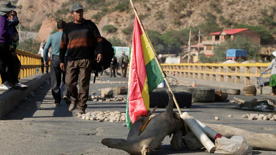 YPFB alerta sobre 300 cisternas varadas en bloqueos de Cochabamba y pide desbloqueo