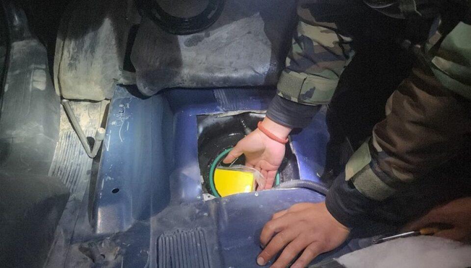 Tras una persecución, hallan droga dentro del tanque de gasolina de un vehículo