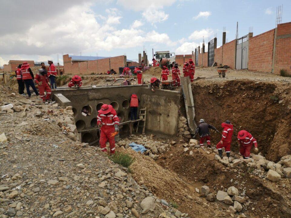 Construyen puente provisional en Urbanización Bicentenario ante deterioro de estructura existente