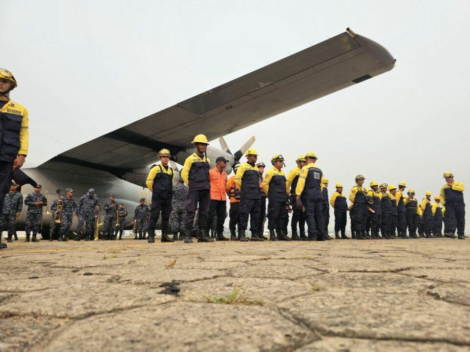 Llegan bomberos venezolanos y esperan a expertos de España para combatir incendios en Santa Cruz