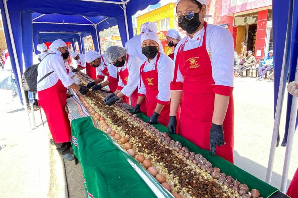 Oruro presenta el charquekán más largo del mundo: ¡250 metros de sabor!