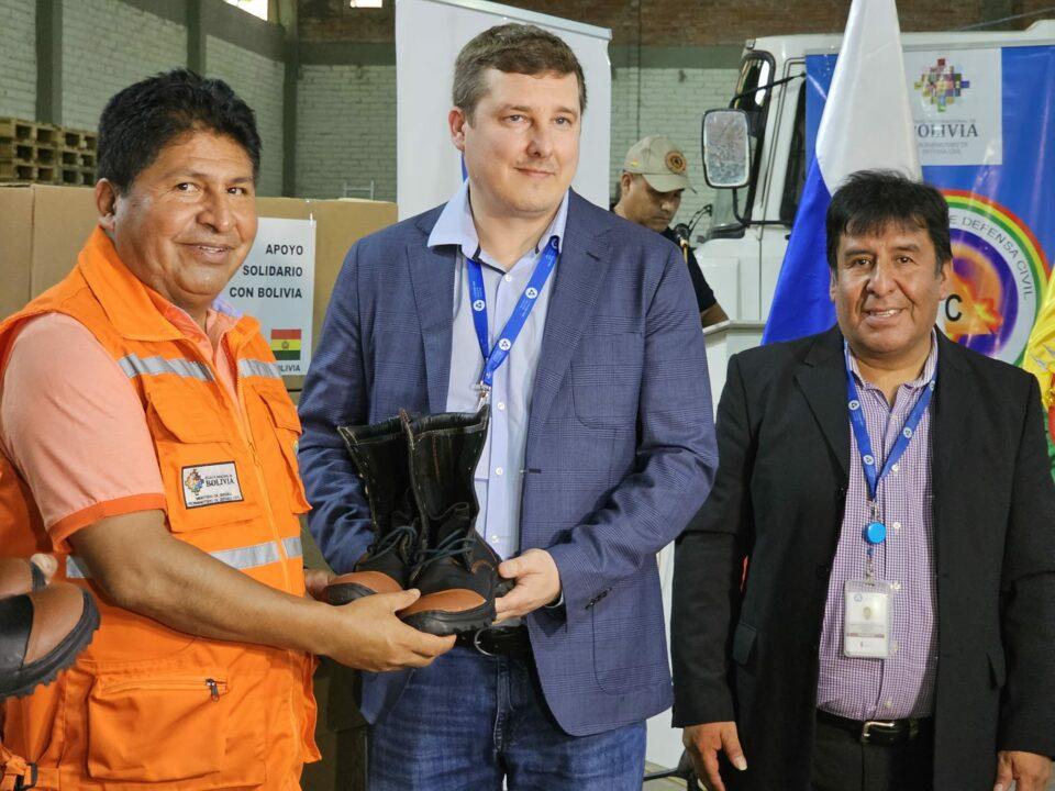 Uranium One Group dona 300 pares de botas a bomberos forestales en Bolivia