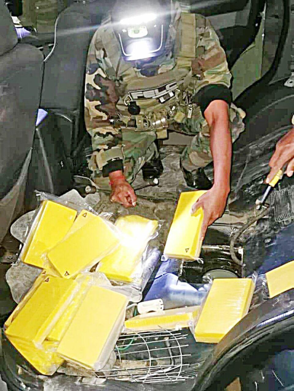 Felcn confisca 15,7 kilos de cocaína en carretera