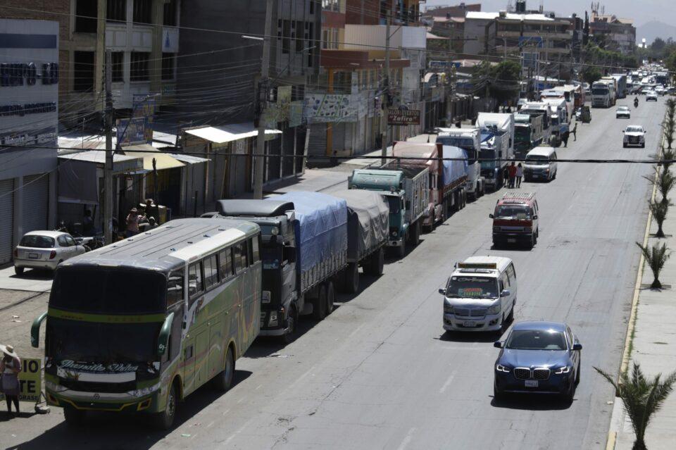 Crecen filas en surtidores por bloqueos en el país
