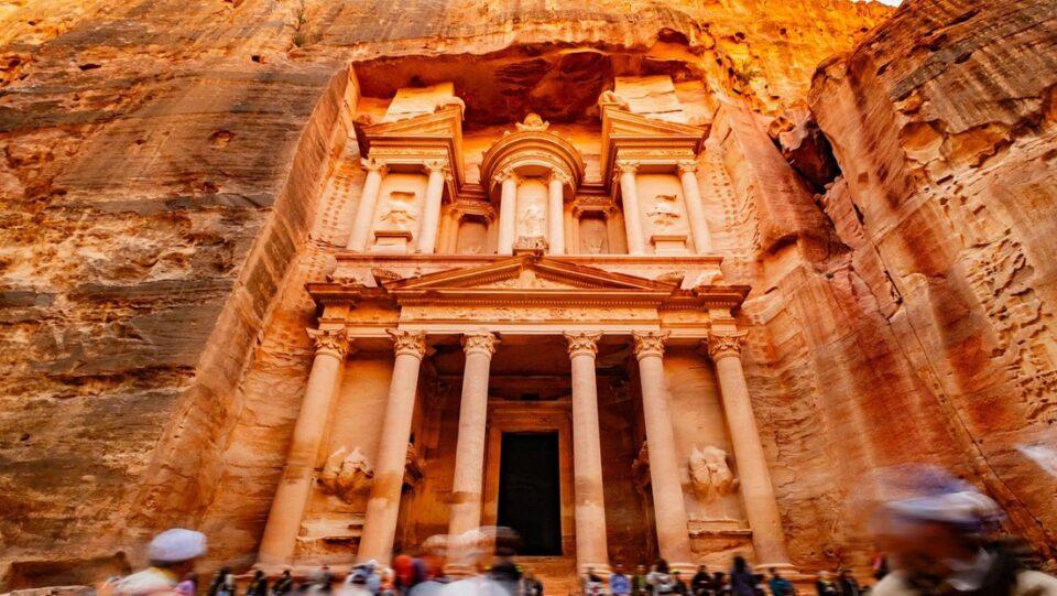 Arqueólogos hallan restos y objeto similar al Santo Grial en Petra, Jordania