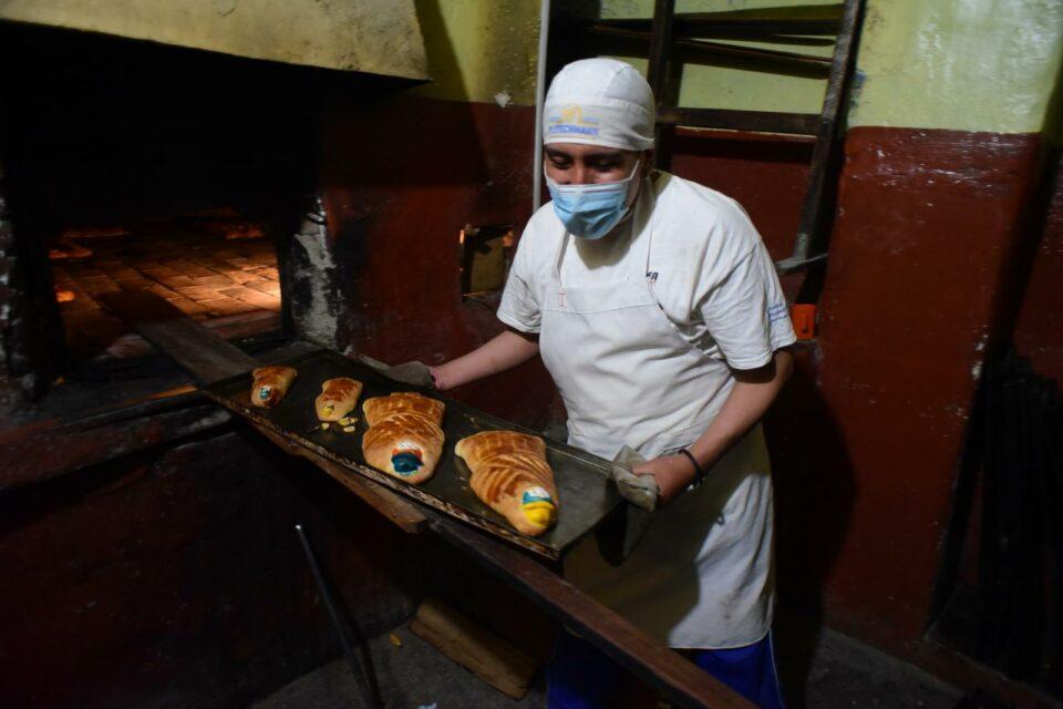 Alcaldía acuerda con panificadores precios estables para pan y masitas de Todos Santos, pero habrá aumento en arroba y quintal