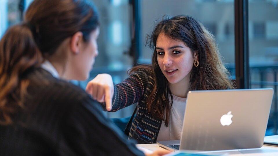 Cómo las empresas de Hispanoamérica están enfrentando la falta de expertos en tecnología