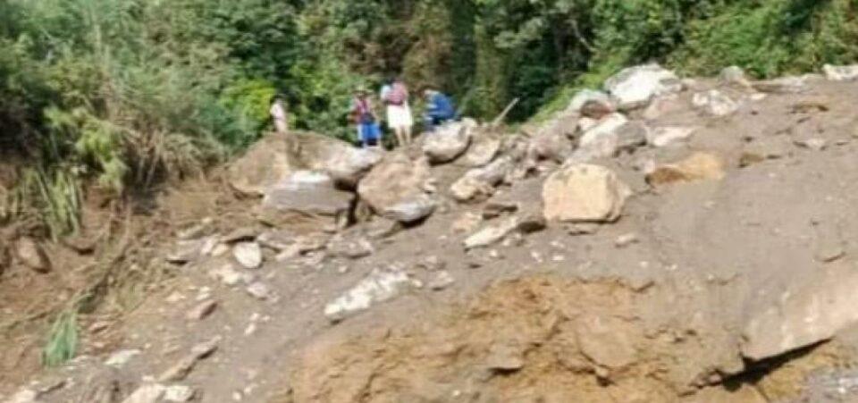 Reportan que lluvia provocó derrumbes en carretera Charazani-Apolo