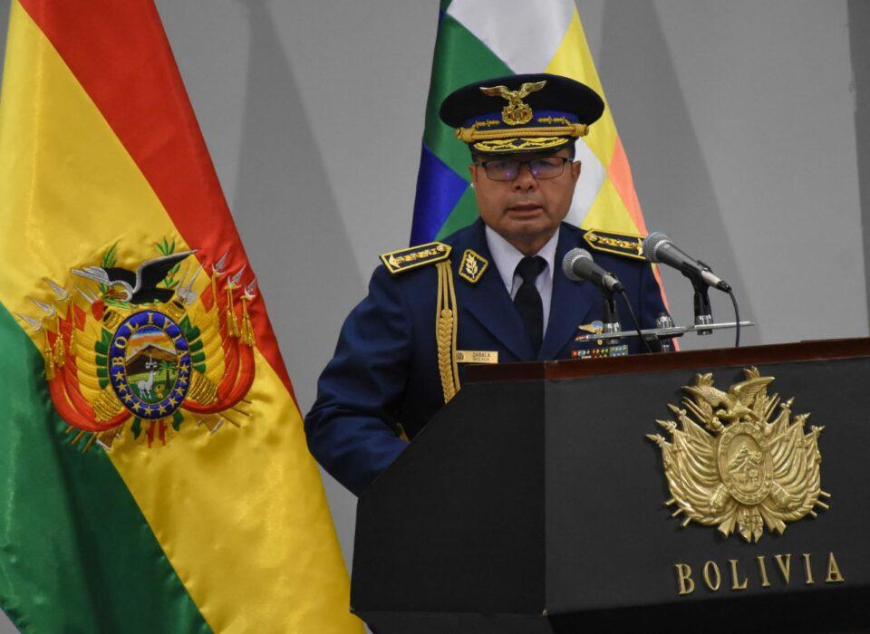 Nuevo comandante de la FFAA exhorta a los nuevos jefes militares a cumplir la Constitución