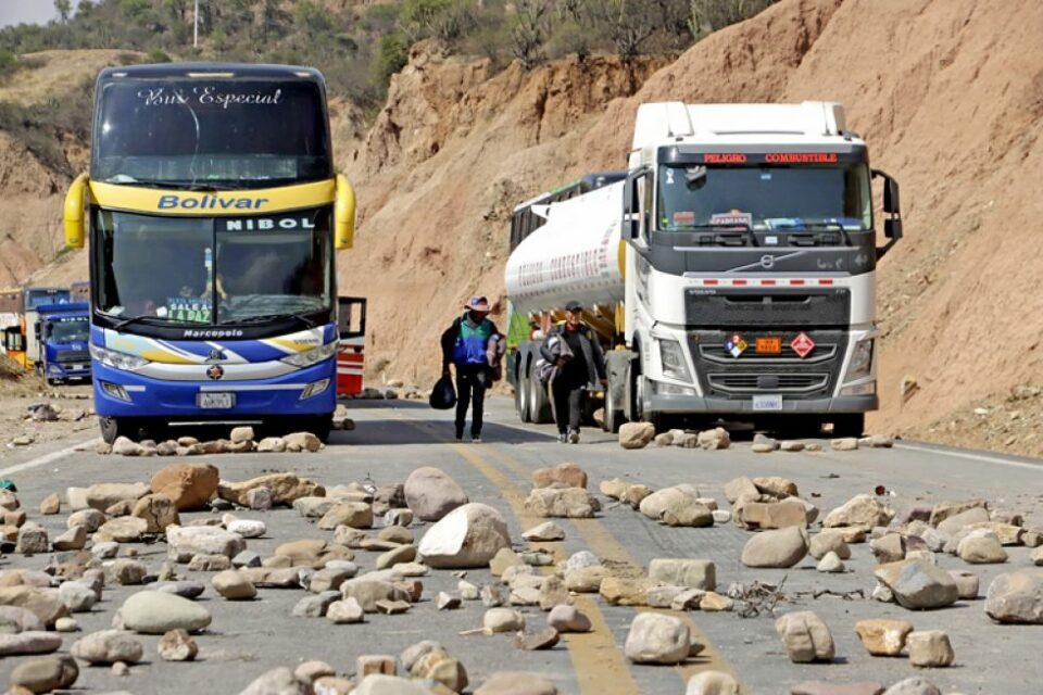 Transporte pesado anuncia bloqueo nacional de caminos para este lunes