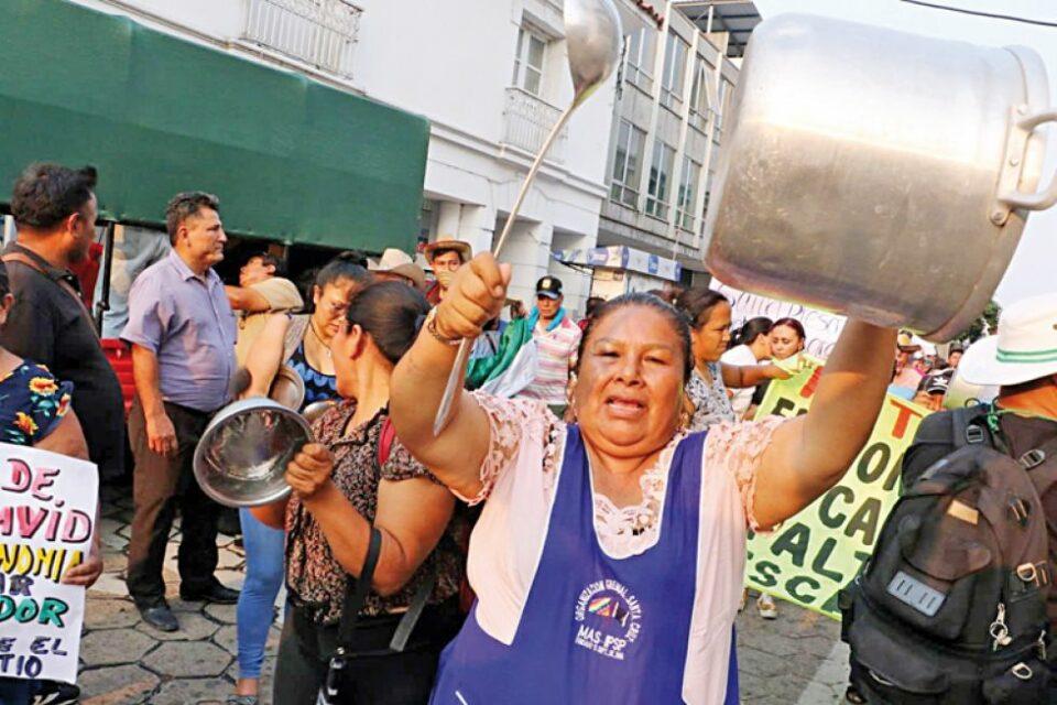 Santa Cruz: Marcha de cacerolas vacías