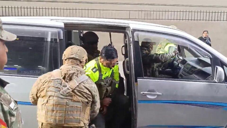 Dos policías detenidos en La Paz por escoltar camiones de contrabando